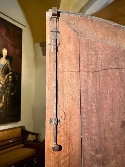 Barocker italienischer piemontesischer Kleiderschrank aus Nussholz, 18. Jh