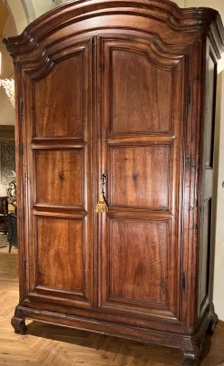 Barocker italienischer piemontesischer Kleiderschrank aus Nussholz, 18. Jh