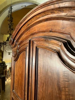 Barocker italienischer piemontesischer Kleiderschrank aus Nussholz, 18. Jh