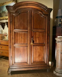 Barocker italienischer piemontesischer Kleiderschrank aus Nussholz, 18. Jh