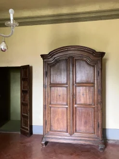 Barocker italienischer piemontesischer Kleiderschrank aus Nussholz, 18. Jh