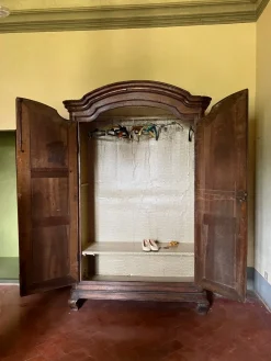Barocker italienischer piemontesischer Kleiderschrank aus Nussholz, 18. Jh