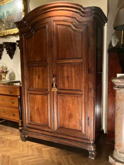 Barocker italienischer piemontesischer Kleiderschrank aus Nussholz, 18. Jh