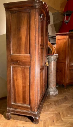 Barocker italienischer piemontesischer Kleiderschrank aus Nussholz, 18. Jh