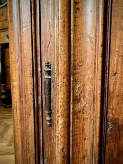 Barocker italienischer piemontesischer Kleiderschrank aus Nussholz, 18. Jh