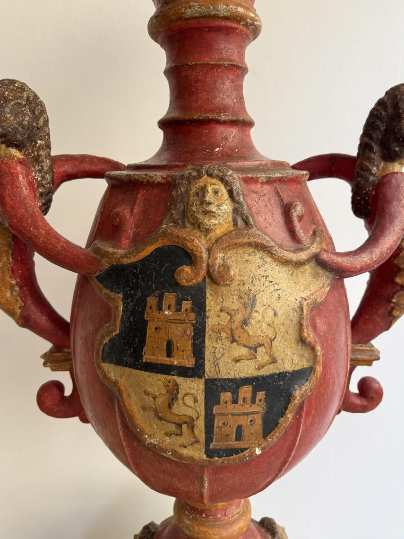 Barocker Kerzenhalter aus lackiertem Holz & Gips, 17. Jh., Spanien, 1600