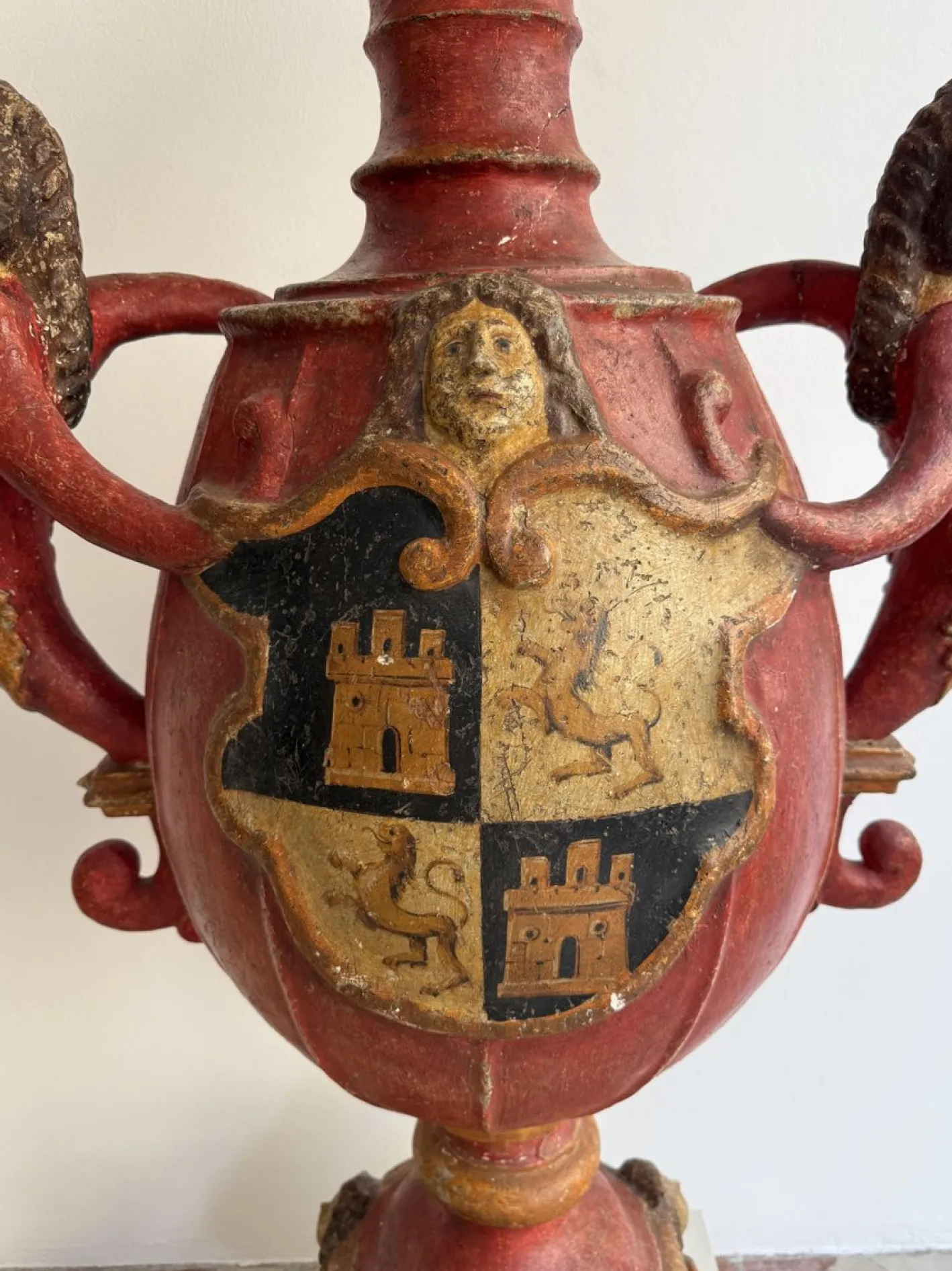 Barocker Kerzenhalter aus lackiertem Holz & Gips, 17. Jh., Spanien, 1600