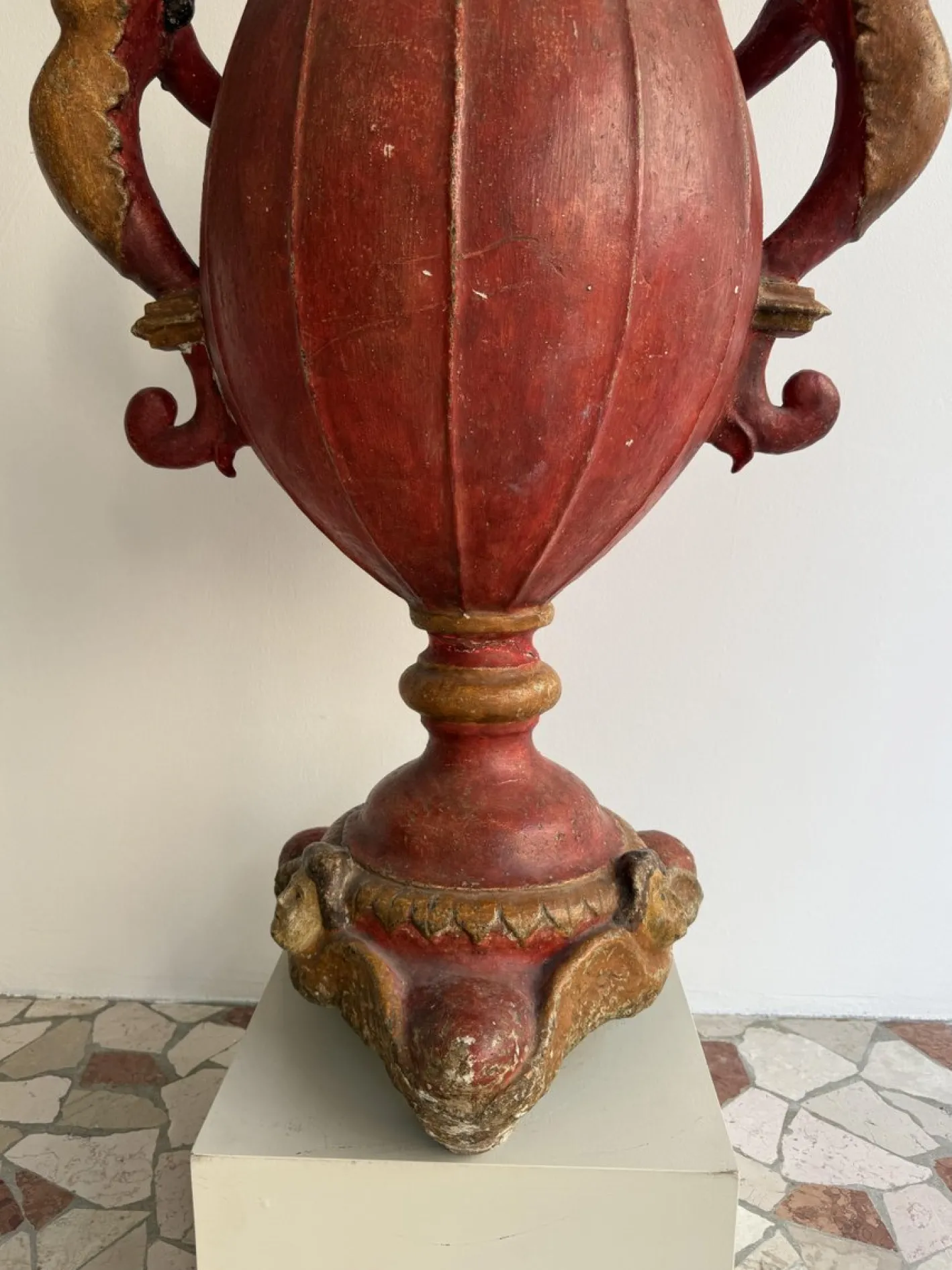 Barocker Kerzenhalter aus lackiertem Holz & Gips, 17. Jh., Spanien, 1600