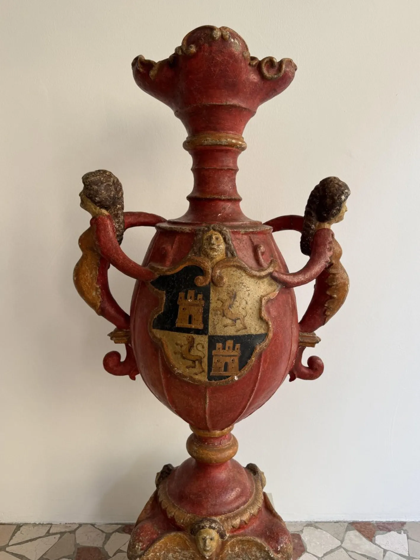 Barocker Kerzenhalter aus lackiertem Holz & Gips, 17. Jh., Spanien, 1600