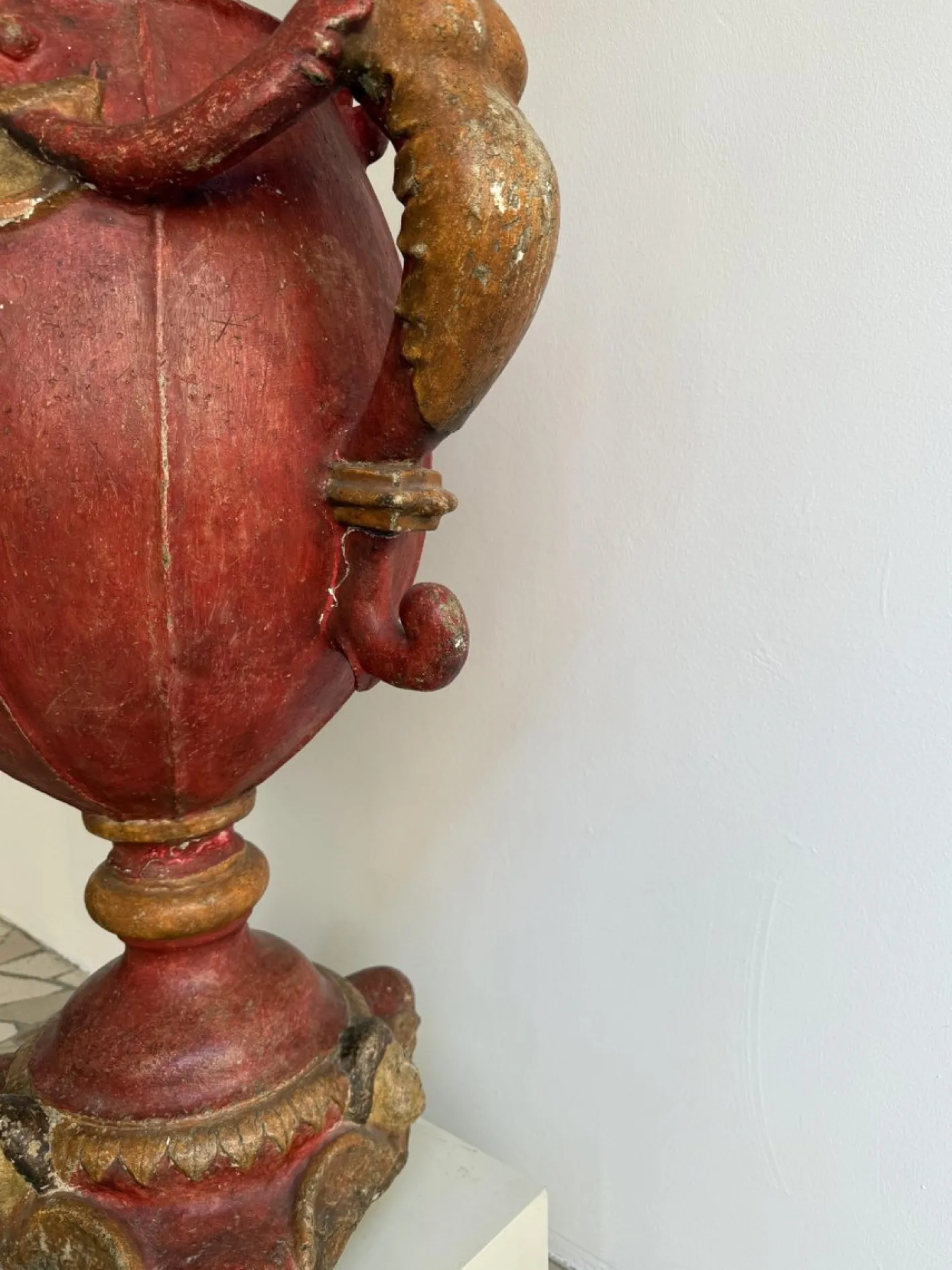 Barocker Kerzenhalter aus lackiertem Holz & Gips, 17. Jh., Spanien, 1600