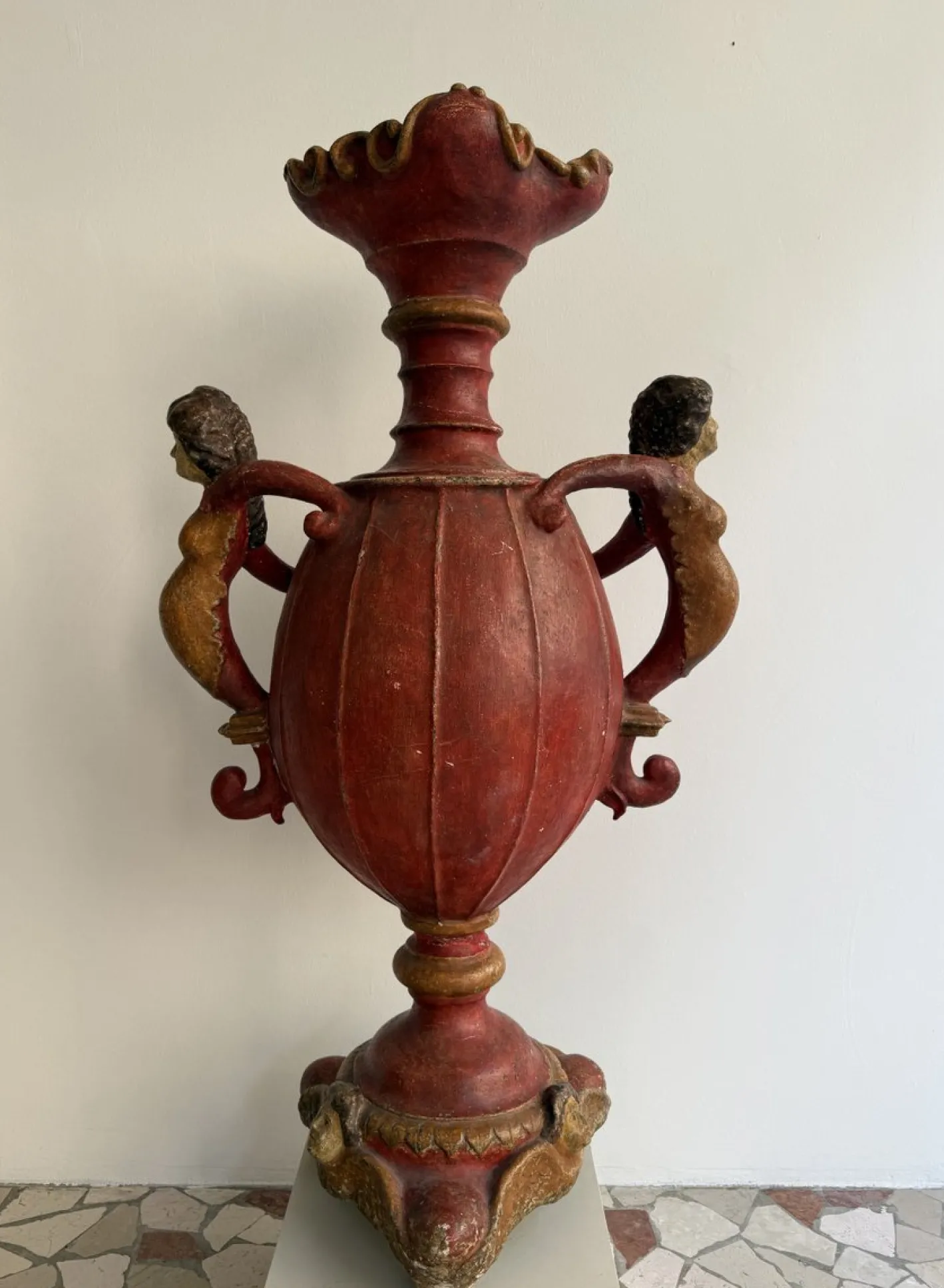 Barocker Kerzenhalter aus lackiertem Holz & Gips, 17. Jh., Spanien, 1600