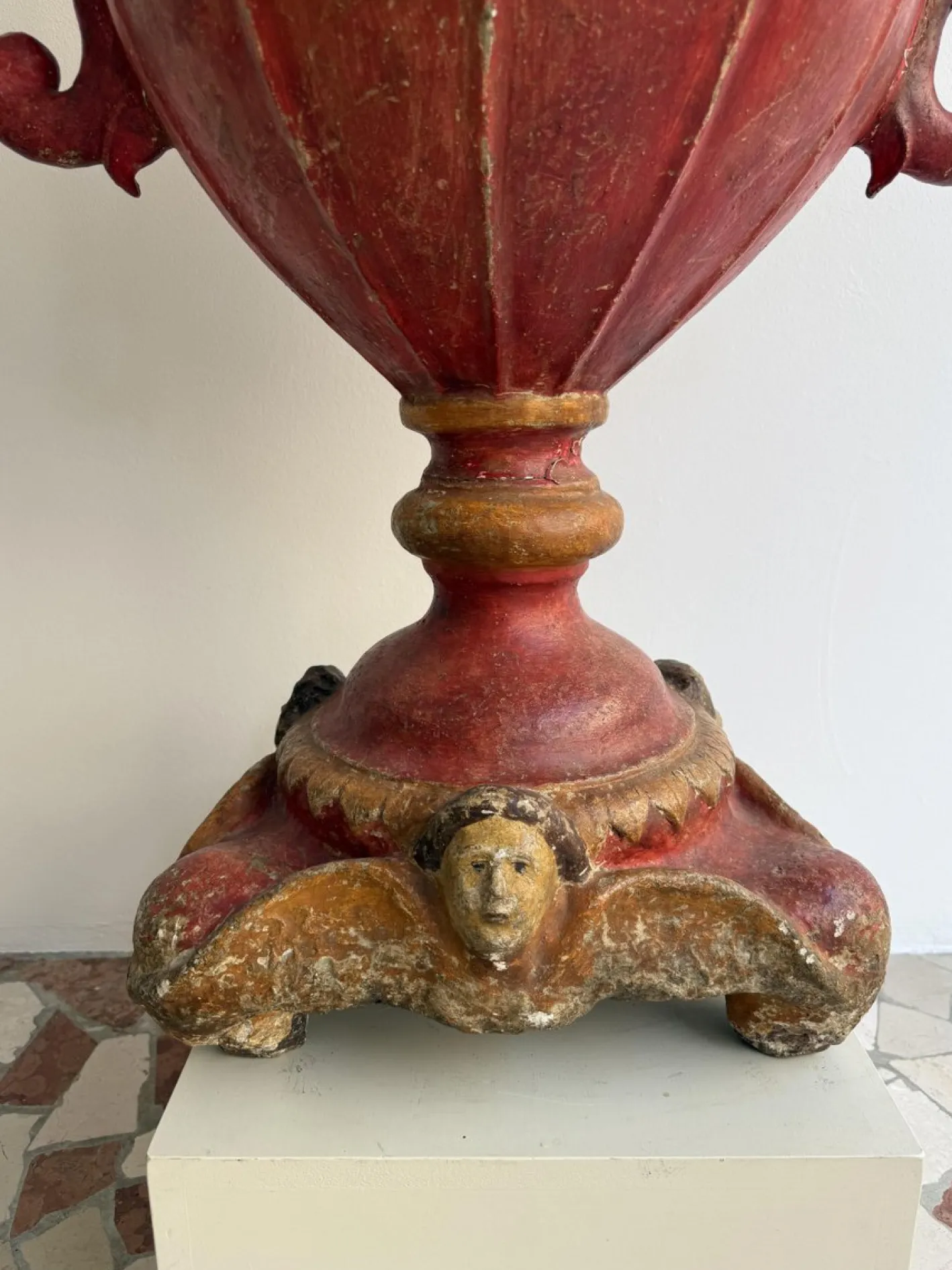 Barocker Kerzenhalter aus lackiertem Holz & Gips, 17. Jh., Spanien, 1600