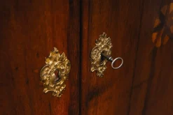 Barocker Schrank aus Eiche & Pinienholz, Frühes 19. Jh