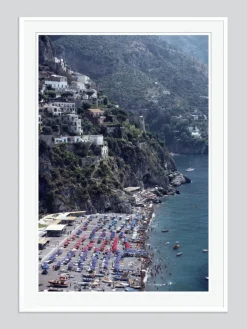 Beach in Positano Übergroßer C Druck in Weiß von Slim Aarons