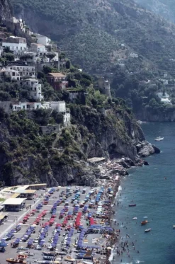 Beach in Positano Übergroßer C Druck in Weiß von Slim Aarons