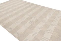 Beigefarbener Teppich im skandinavischen Stil mit geometrischen Mustern von Rug&Kilim