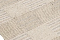 Beigefarbener Teppich im skandinavischen Stil mit geometrischen Mustern von Rug&Kilim