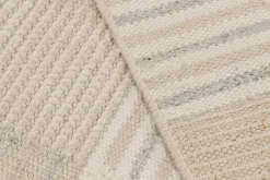 Beigefarbener Teppich im skandinavischen Stil mit geometrischen Mustern von Rug&Kilim