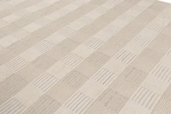 Beigefarbener Teppich im skandinavischen Stil mit geometrischen Mustern von Rug&Kilim
