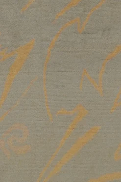 Beigefarbener Teppich mit goldenen geschwungenen Mustern von Rug&Kilim