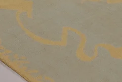 Beigefarbener Teppich mit goldenen geschwungenen Mustern von Rug&Kilim