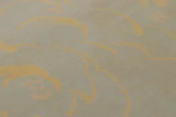 Beigefarbener Teppich mit goldenen geschwungenen Mustern von Rug&Kilim