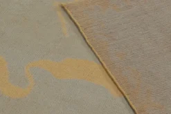 Beigefarbener Teppich mit goldenen geschwungenen Mustern von Rug&Kilim