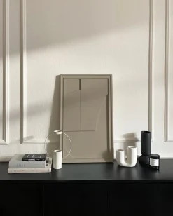 Beigegraue Wanddekoration aus Holz von Likya Atelier