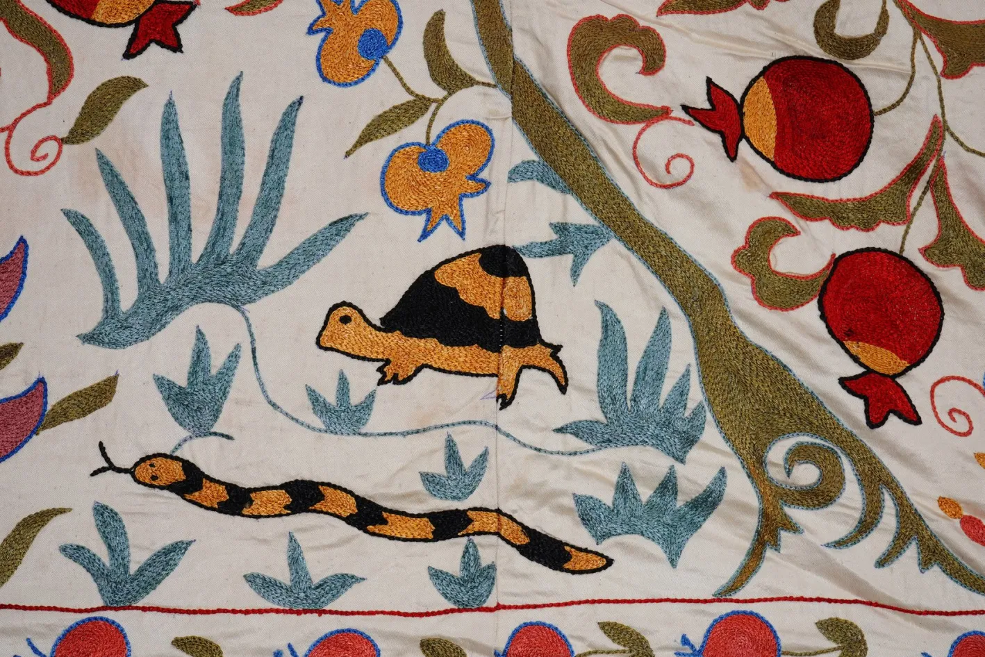 Beige usbekischer Suzani Bestickter Wandbehang Textil