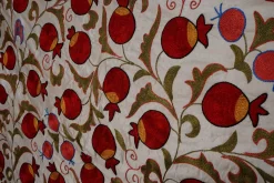 Beige usbekischer Suzani Bestickter Wandbehang Textil