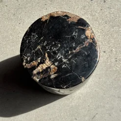 Beistelltisch aus schwarzem versteinertem Holz mit beigefarbenen Seiten, 1980er