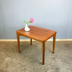 Beistelltisch aus Teak von Henning Kjaernulf für Vejle Stole & Møbelfabrik, 1960er