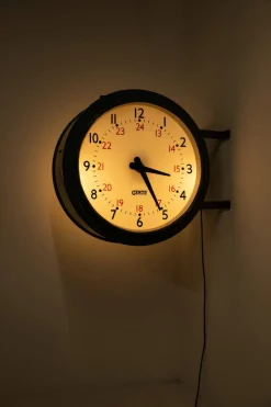 Beleuchtete Doppelseitige Uhr von Gents of Leicester