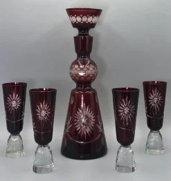 Böhmische Karaffe, 20. Jh. mit geschliffenen Rubingläsern von Unbekannt, 1920er, 5er Set
