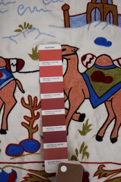 Böhmischer usbekischer Vintage Suzani Wandbehang Läufer mit Kamelmotiv