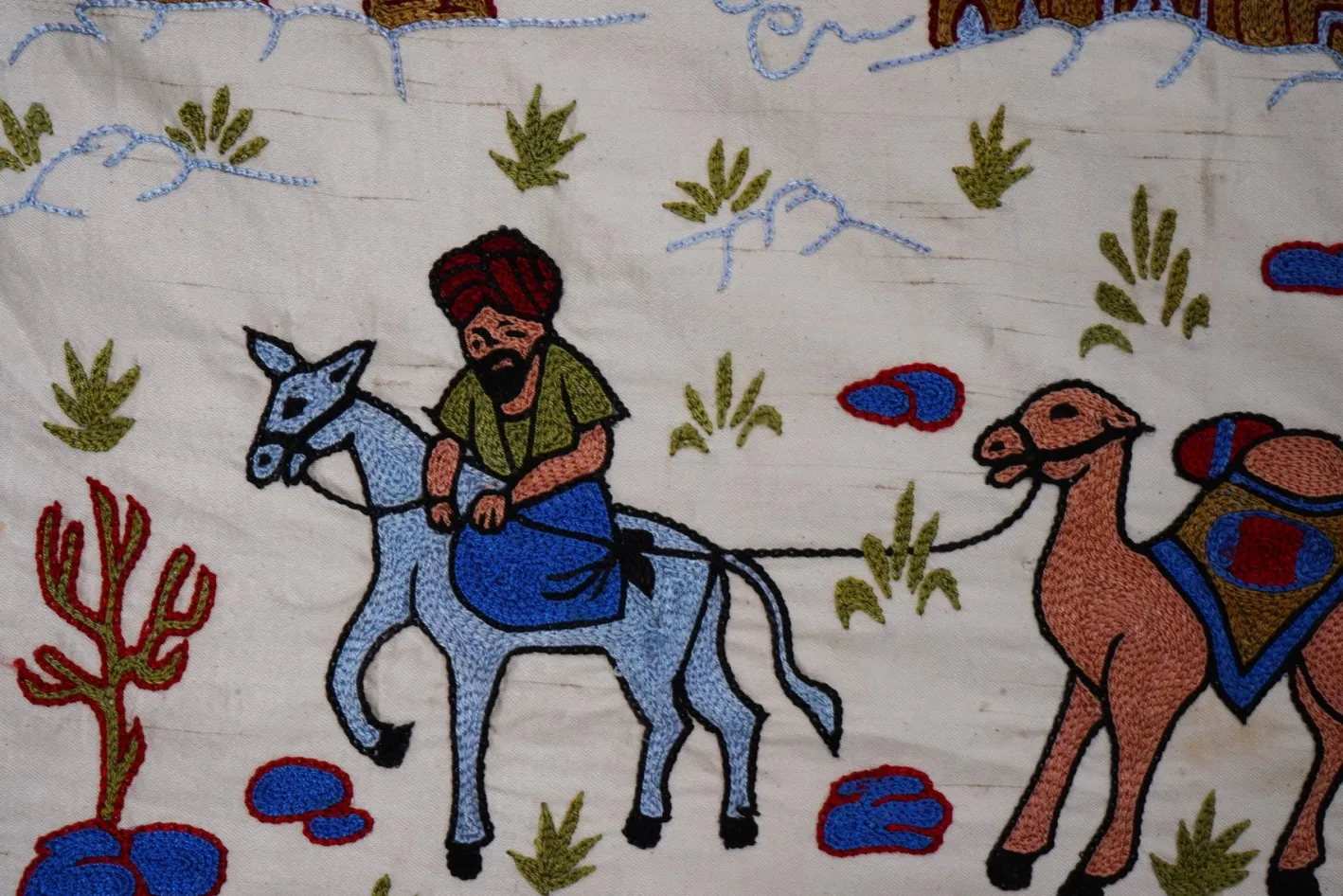Böhmischer usbekischer Vintage Suzani Wandbehang Läufer mit Kamelmotiv