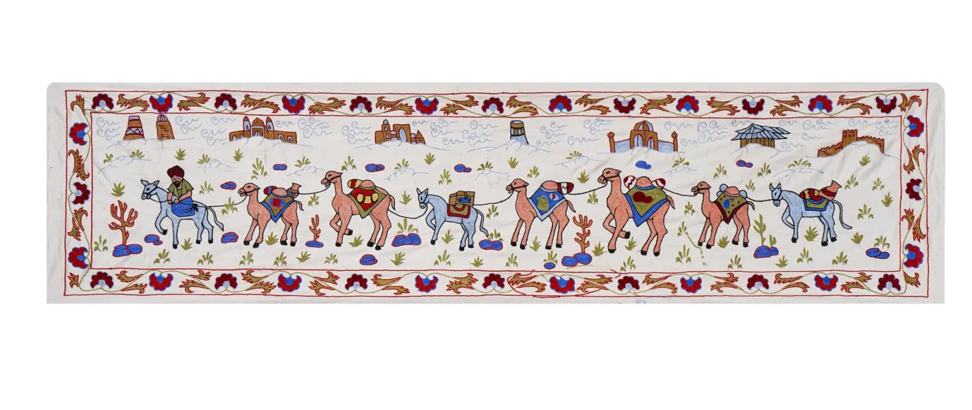 Böhmischer usbekischer Vintage Suzani Wandbehang Läufer mit Kamelmotiv