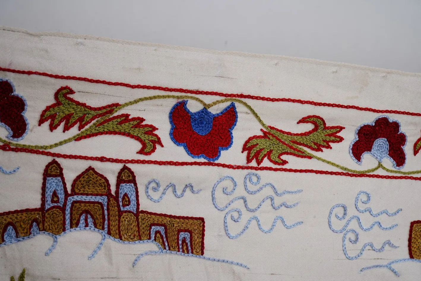 Böhmischer usbekischer Vintage Suzani Wandbehang Läufer mit Kamelmotiv