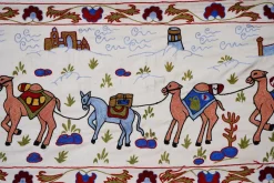 Böhmischer usbekischer Vintage Suzani Wandbehang Läufer mit Kamelmotiv