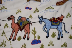 Böhmischer usbekischer Vintage Suzani Wandbehang Läufer mit Kamelmotiv