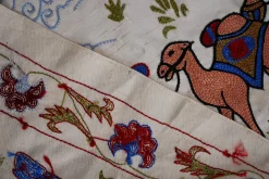 Böhmischer usbekischer Vintage Suzani Wandbehang Läufer mit Kamelmotiv