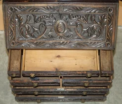 Bibliotheksschreibtisch aus geschnitzter englischer Eiche mit Messinggriffen mit Löwenkopf, 1860er