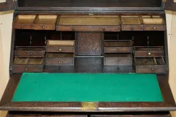 Bibliotheksschreibtisch aus geschnitzter englischer Eiche mit Messinggriffen mit Löwenkopf, 1860er