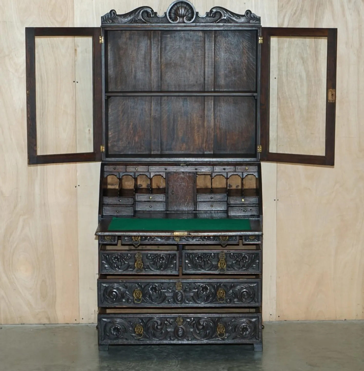 Bibliotheksschreibtisch aus geschnitzter englischer Eiche mit Messinggriffen mit Löwenkopf, 1860er
