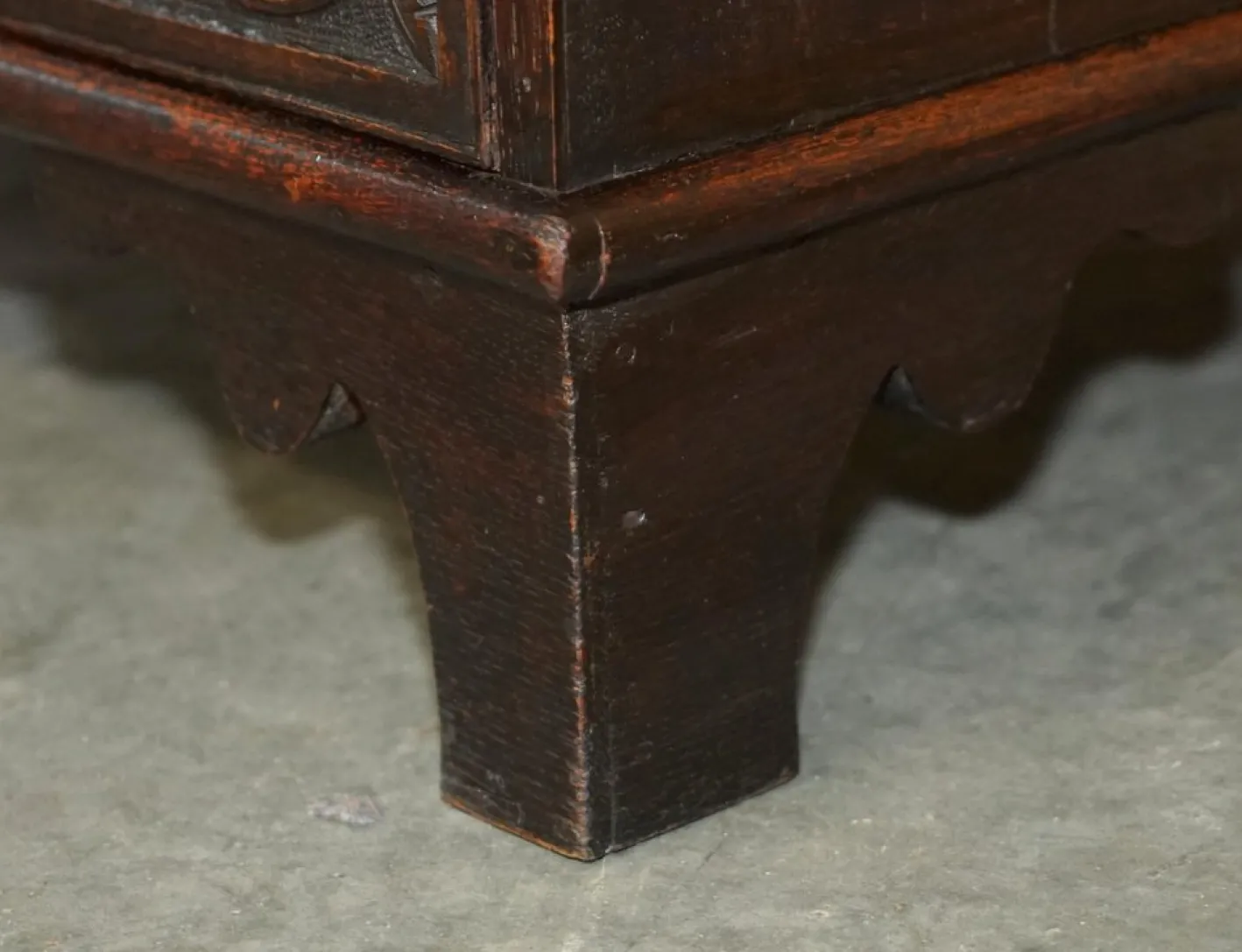 Bibliotheksschreibtisch aus geschnitzter englischer Eiche mit Messinggriffen mit Löwenkopf, 1860er