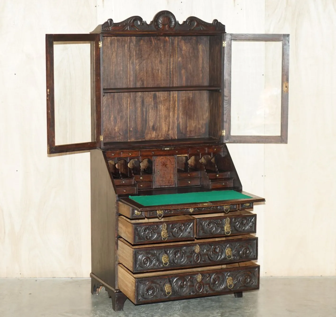 Bibliotheksschreibtisch aus geschnitzter englischer Eiche mit Messinggriffen mit Löwenkopf, 1860er