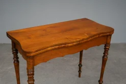 Biedermeier Spieltisch aus Nussholz, Mitte 19. Jhdt