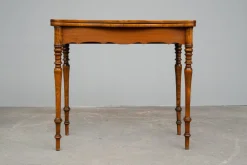 Biedermeier Spieltisch aus Nussholz, Mitte 19. Jhdt