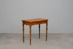 Biedermeier Spieltisch aus Nussholz, Mitte 19. Jhdt