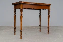 Biedermeier Spieltisch aus Nussholz, Mitte 19. Jhdt